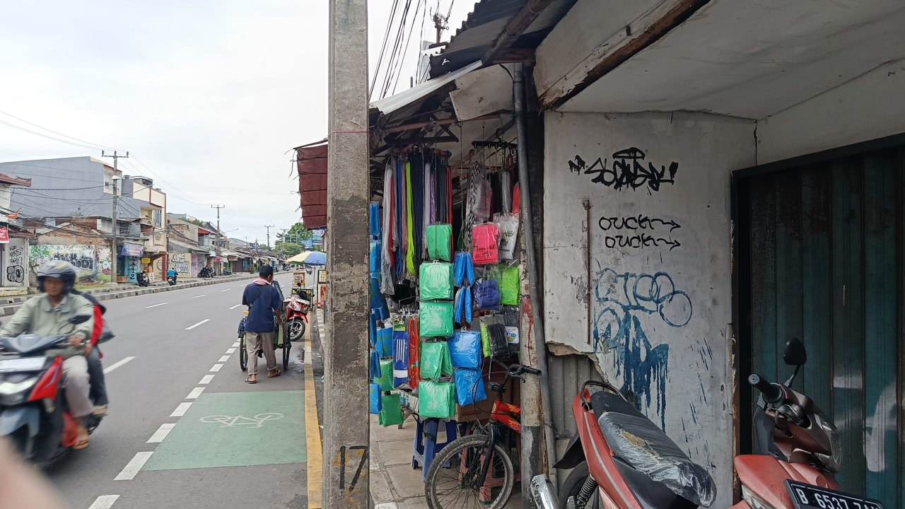 Ketika Langit Depok Menangis, Kantong Pak Yuda Justru Tersenyum Lebar