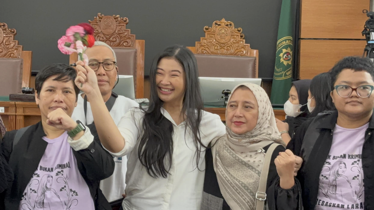Tangis Bahagia Laras Usai Diputuskan 6 Bulan tanpa Masuk Penjara