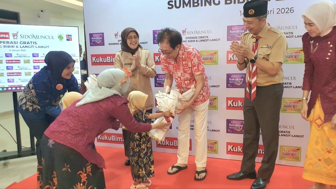 Direktur Sido Muncul, Dr. (H.C.) Irwan Hidayat menerima karangan bunga dari salah satu anak penerima manfaat bantuan operasi gratis sumbing bibir dan langit-langit.