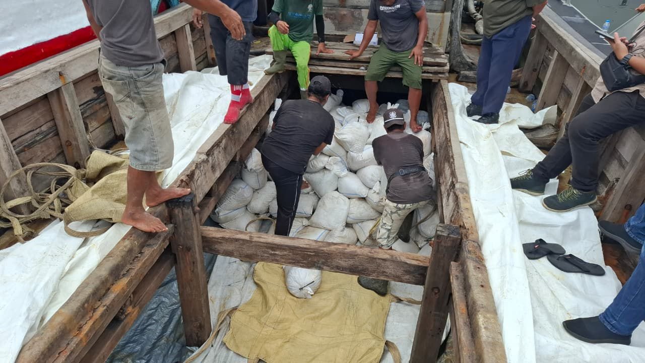 TNI AL Gagalkan Penyelundupan 25 Ton Timah Ilegal Senilai Rp12,5 Miliar di Perairan Bangka