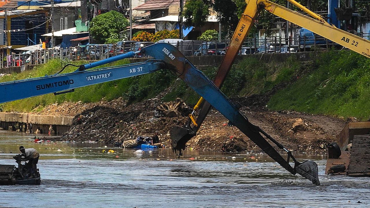 Pria Tanpa Identitas Ditemukan Mengambang di Kali Ciliwung, Ada Luka Lebam
