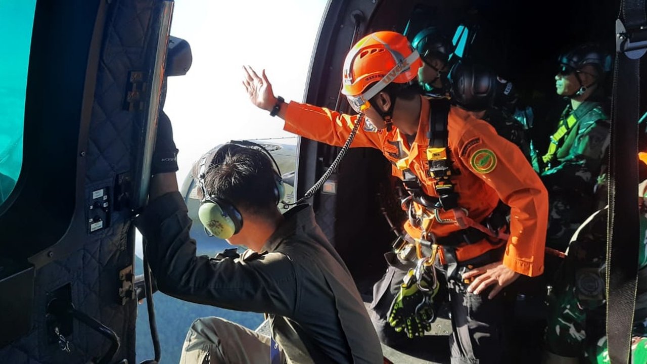 Heli Caracal Pantau dari Atas, Terlihat Badan dan Ekor Diduga Pesawat ATR 42-500 di Utara Puncak Gunung Bulusaraung