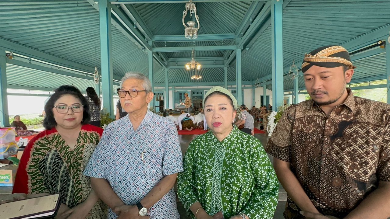 Pelaksana Keraton Kasunanan Surakarta Hadiningrat, Kangjeng Gusti Pangeran Haryo Panembahan Agung (KGPH PA) Tedjowulan (Tengah berkacamata)