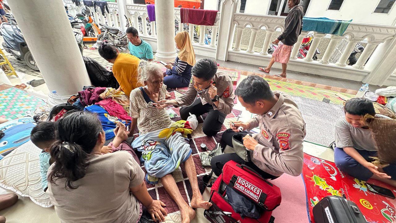 1.000 Lebih Warga Terpaksa Mengungsi Imbas Banjir Parah di Karangligar Karawang Jabar