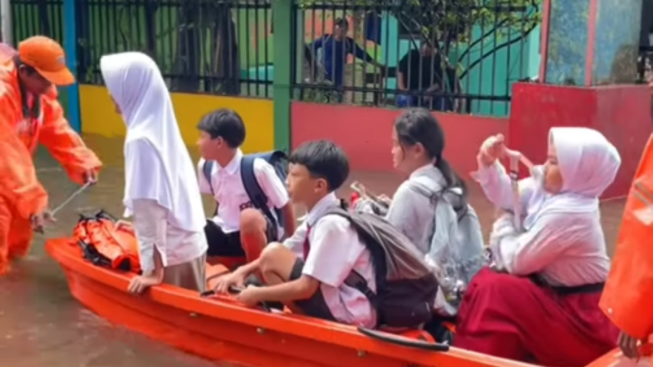 Niat Pulang Kering, Bocah SD Srengseng Malah Oleng Naik Perahu Karet Gegara Ombak Mobil