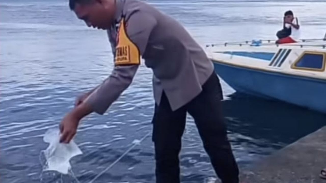 Polisi Buang Plastik Berisi Miras ke Perairan Pelabuhan Dufa-Dufa Diperiksa Propam