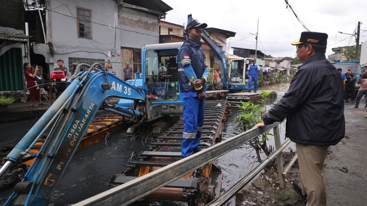 Gubernur DKI Jakarta, Pramono Anung, meninjau langsung pengerukan Kali Cakung Lama Rawa Indah