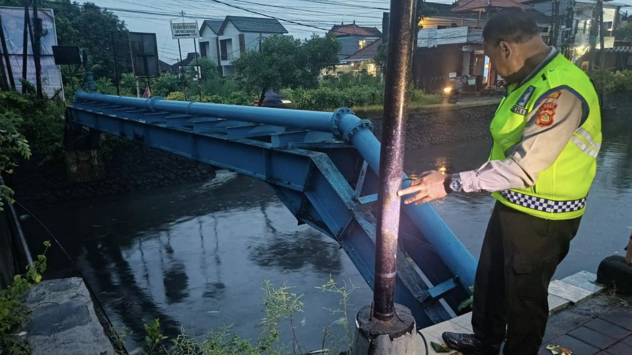 Tabrak Tiang Papan Nama, Pengendara di Bali Tewas Jatuh ke Sungai