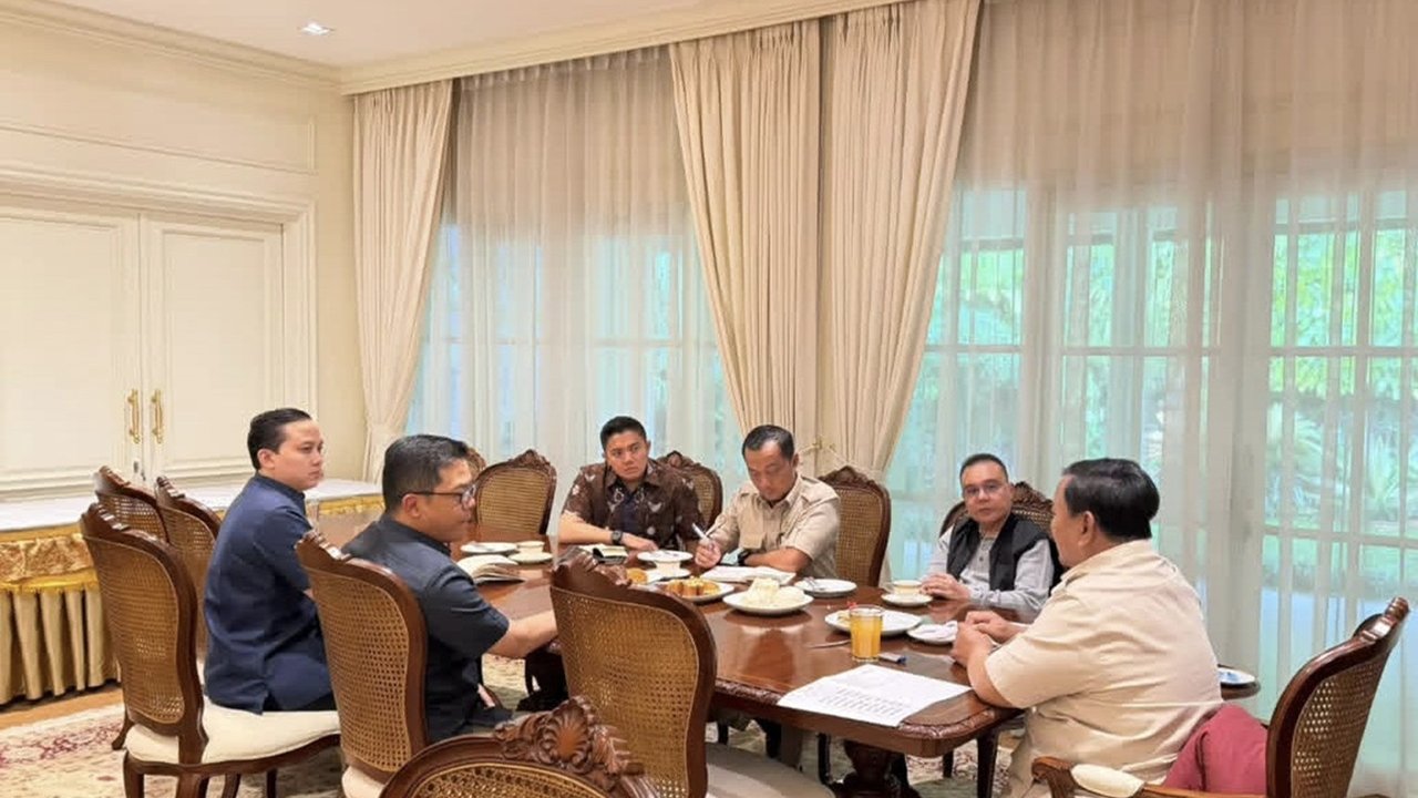 Momen Satu Meja Presiden Prabowo Bareng Pimpinan DPR Sufmi Dasco dan Seskab Teddy Serta Menlu Sugiono
