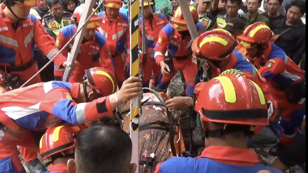 Momen Damkar Solo Bantu Pemakaman Wanita Berbobot 200 Kilogram