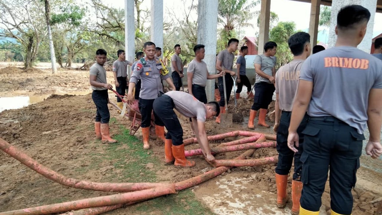Brimob Polda Sumut Bersihkan Lumpur di Aula SMP Swasta Santo Fransiskus Pandan Pascabencana