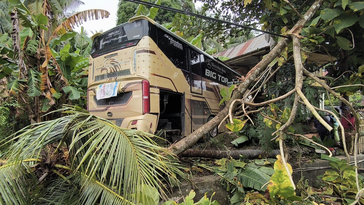 Bus AKAP Tabrak Rumah Warga di Polewali Mandar, 6 Orang Terluka