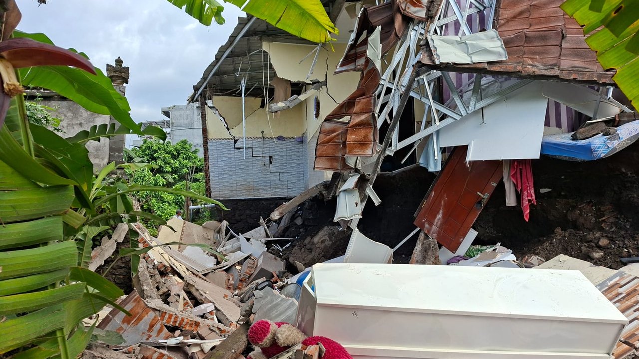 Rumah Ambruk Saat Hujan Deras, Pasutri di Bali Tertimbun Longsor