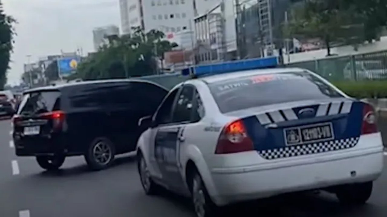 Sopir Mobil Calya Ugal-ugalan di Gunung Sahari Jakpus, Polisi Temukan Pelat Nomor Beda, Sajam hingga Pistol Mainan