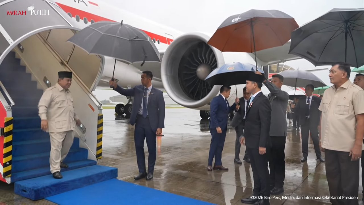 Presiden Prabowo Tiba di Indonesia Usai Lawatan ke AS hingga Abu Dhabi, Disambut Wapres Gibran dan Menhan Sjafrie