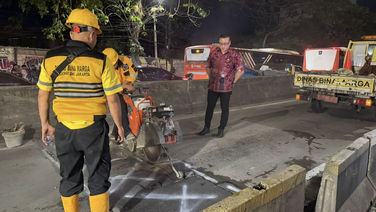 Dapat Laporan Warga, Anggota DPRD DKI Kenneth Sidak Jalan Rusak di Flyover Pesing Malam-Malam