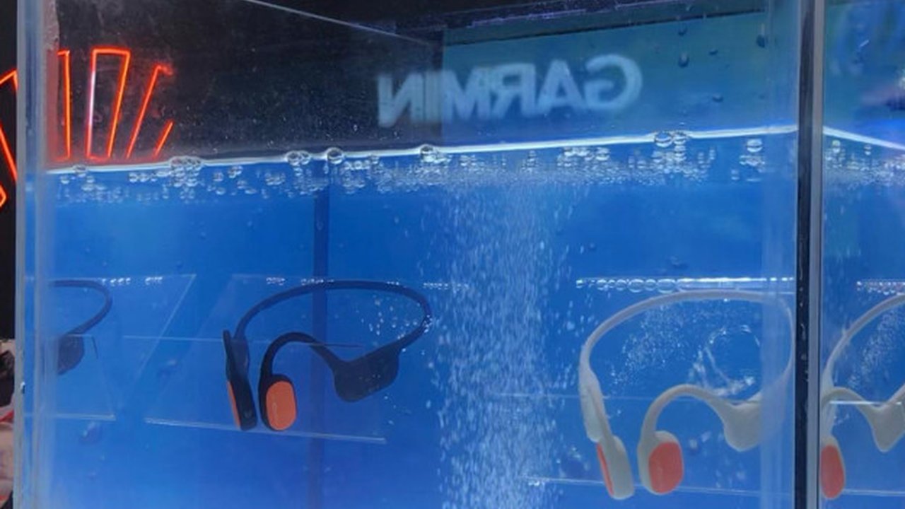 Headphone dengan metode bone conduction yang dirancang khusus untuk mendukung aktivitas olahraga seperti lari, bersepeda, dan berenang, berkat fitur 100% waterproof (Foto: Fimela/Nadya Aufia)
