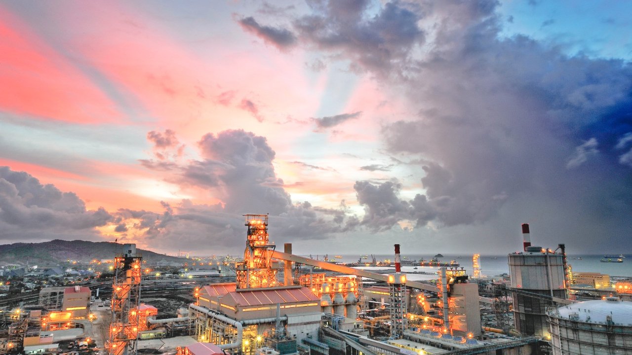 Krakatau Posco-DLH Kota Cilegon Manfaatkan Slag Baja untuk Pengerasan Akses Jalan TPS
