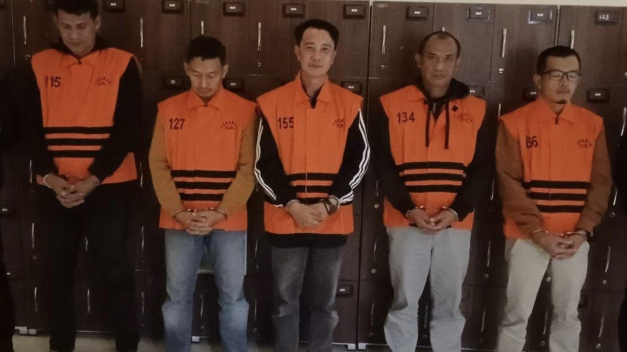 Pakai Rompi Oranye, Begini Tampang Bupati Rejang Lebong Usai Jadi Tersangka KPK, Barang Bukti Duit Rp756,8 Juta