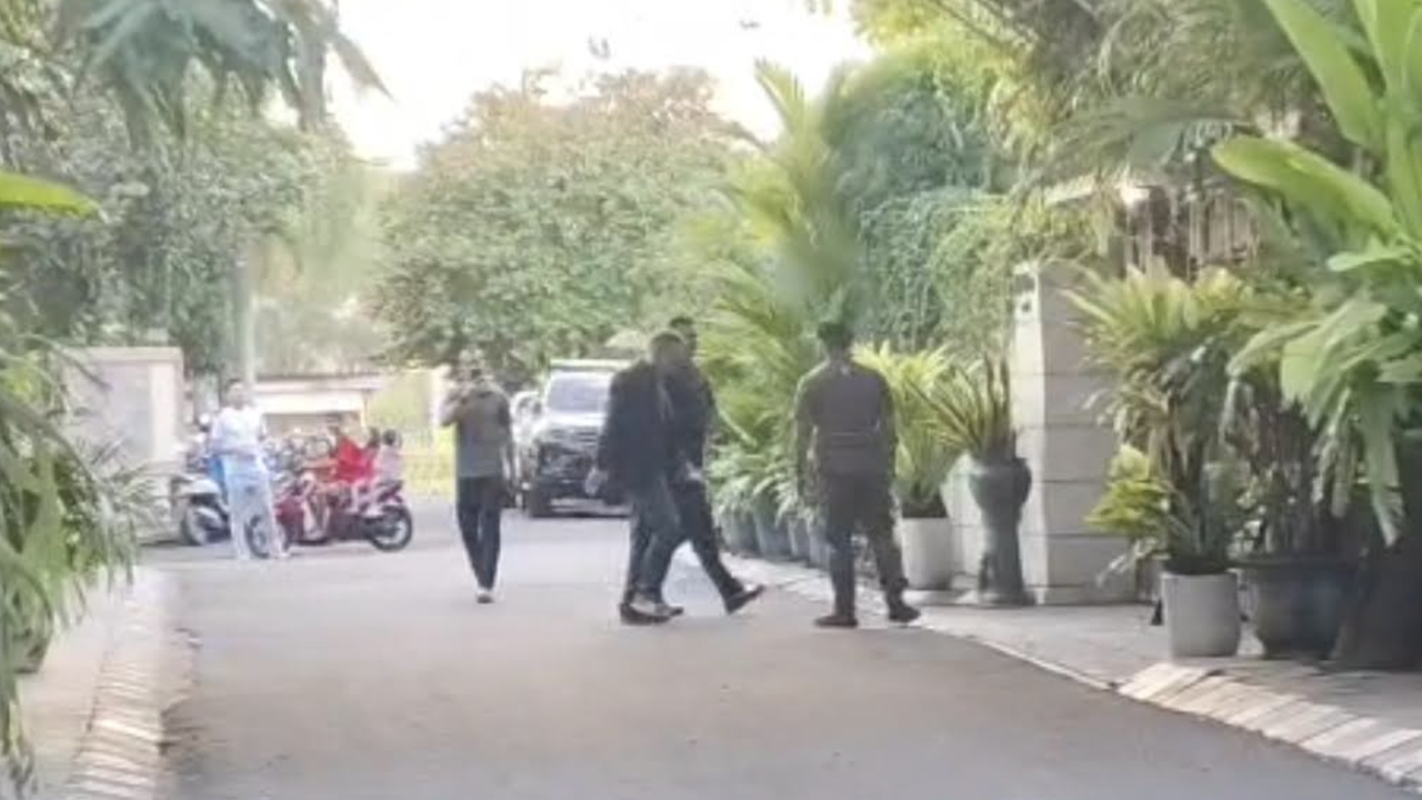 Naik Fortuner Hitam, Rismon Sianipar Tiba di Rumah Jokowi