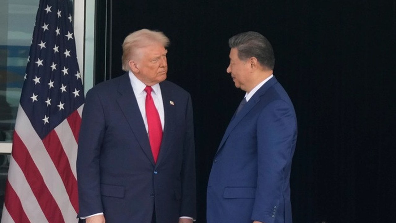 <p>Presiden Amerika Serikat Donald Trump dan Presiden Tiongkok Xi Jinping saling memandang usai pertemuan puncak mereka di Bandara Internasional Gimhae, Busan, Korea Selatan, Kamis (30/10/2025).(Dok. AP/Mark Schiefelbein)</p>