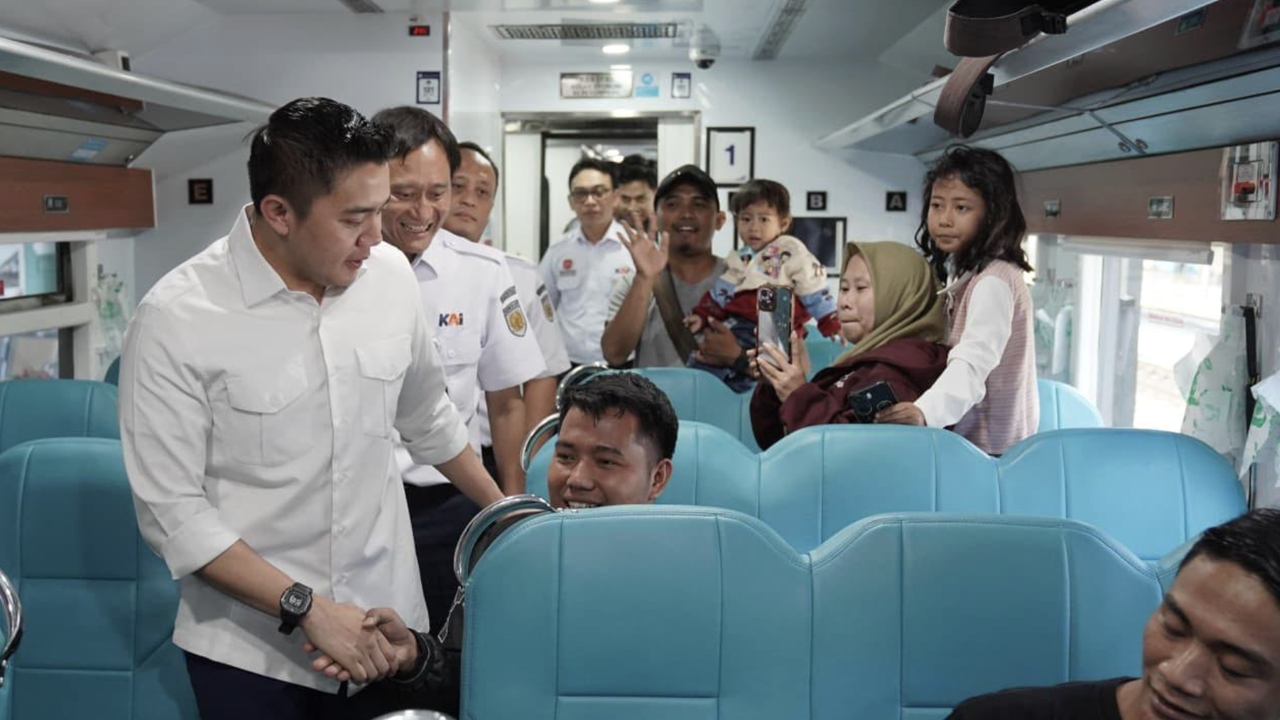Seskab Teddy Tinjau KA Kerakyatan di Stasiun Pasar Senen, Tiket Lebih Murah