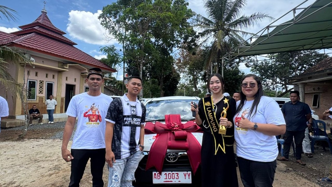 Juara Dangdut Asal Lampung Timur Dapat Hadiah Mobil dari Pengusaha Lokal