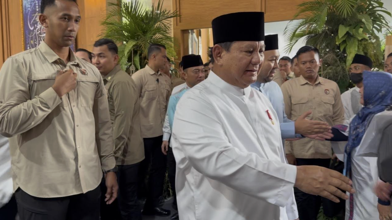 Prabowo Didampingi Didit Sapa Warga di Open House Istana