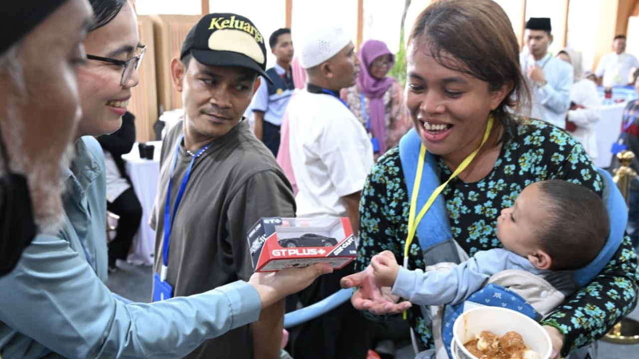 Prabowo Bagikan Mainan ke Anak-Anak saat Open House Istana, Ada Robot-robotan hingga Boneka