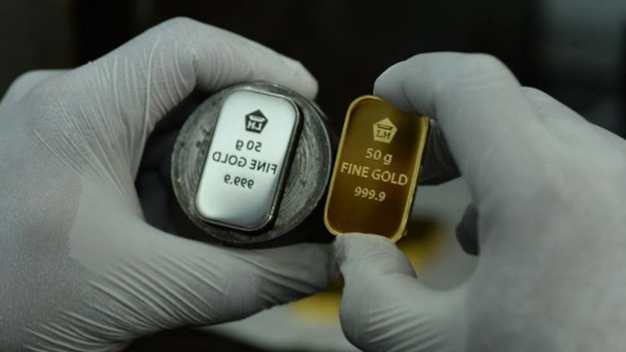 loomberg menyebutkan faktor geopolitik dan makro ekonomi global masih akan menjadikan emas sebagai pilihan safe heaven asset bagi investor.