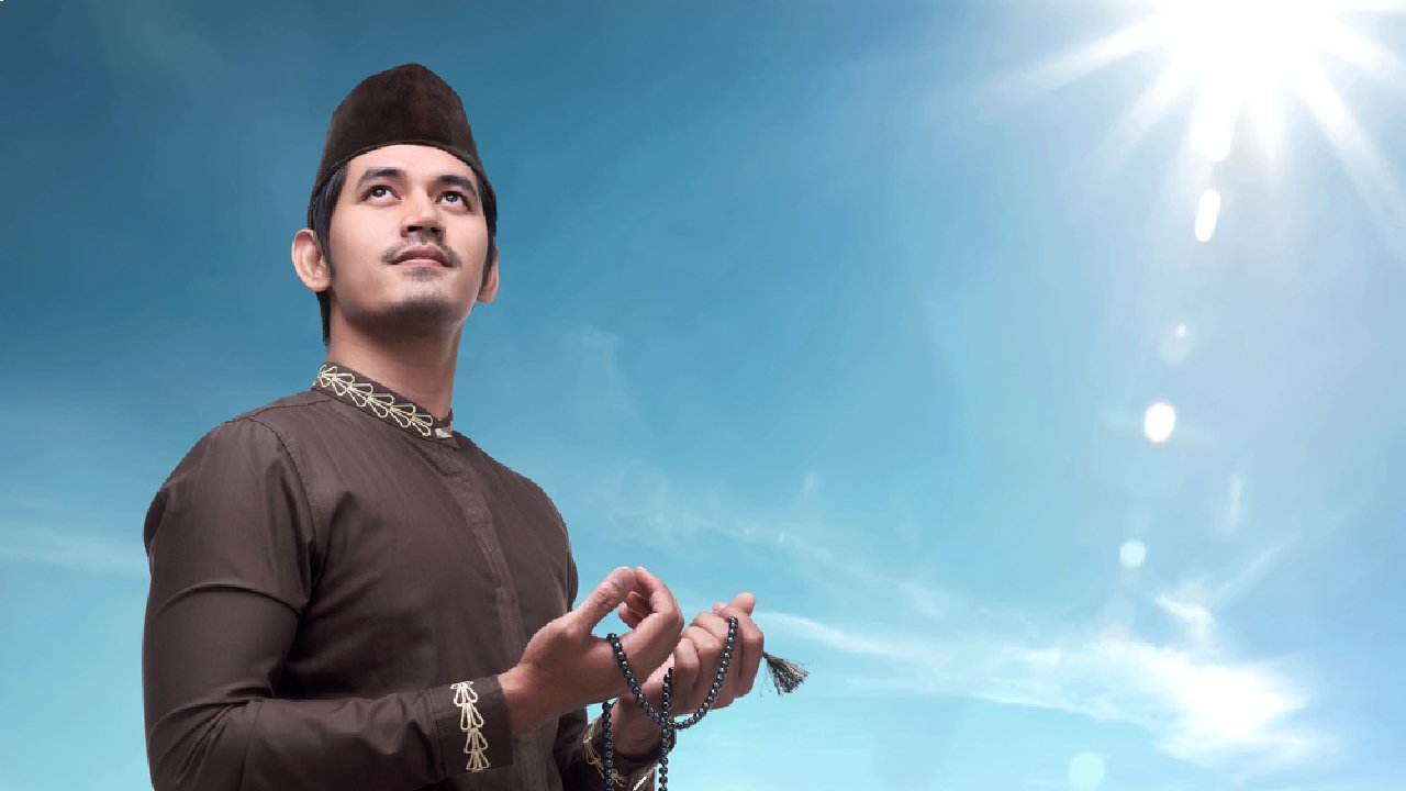 Ilustrasi pria berdoa di bulan Ramadan.