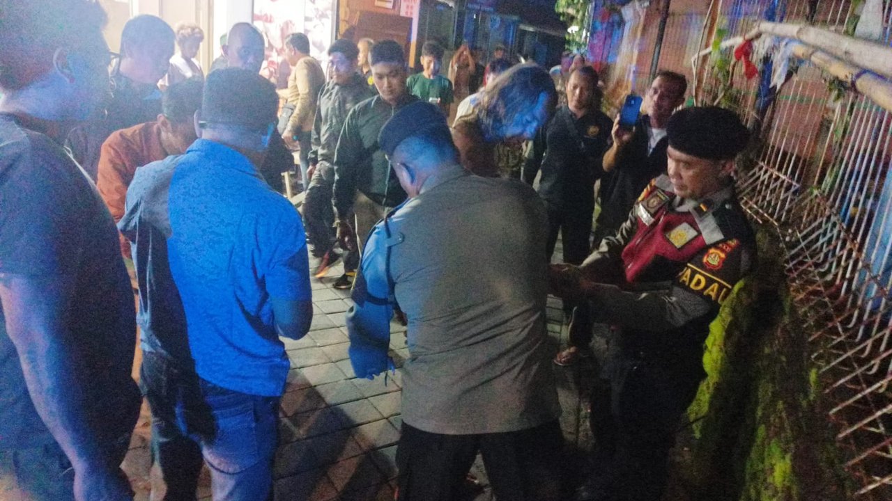 Heboh di Kuta! Turis AS Mabuk Ditangkap Polisi, Bawa Empat Sajam