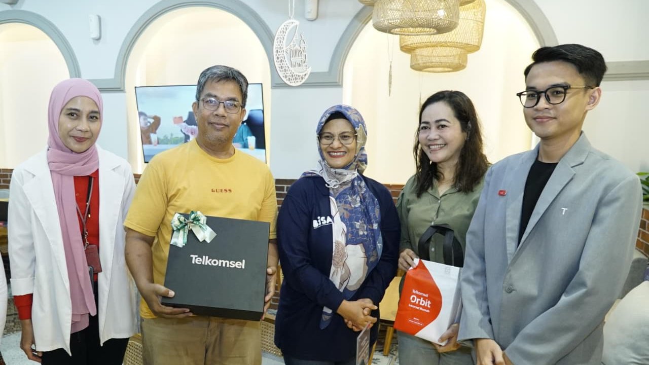 Kunjungan Direktur Utama Telkom Dian Siswarini (tengah) ke GraPARI Pahlawan Semarang.