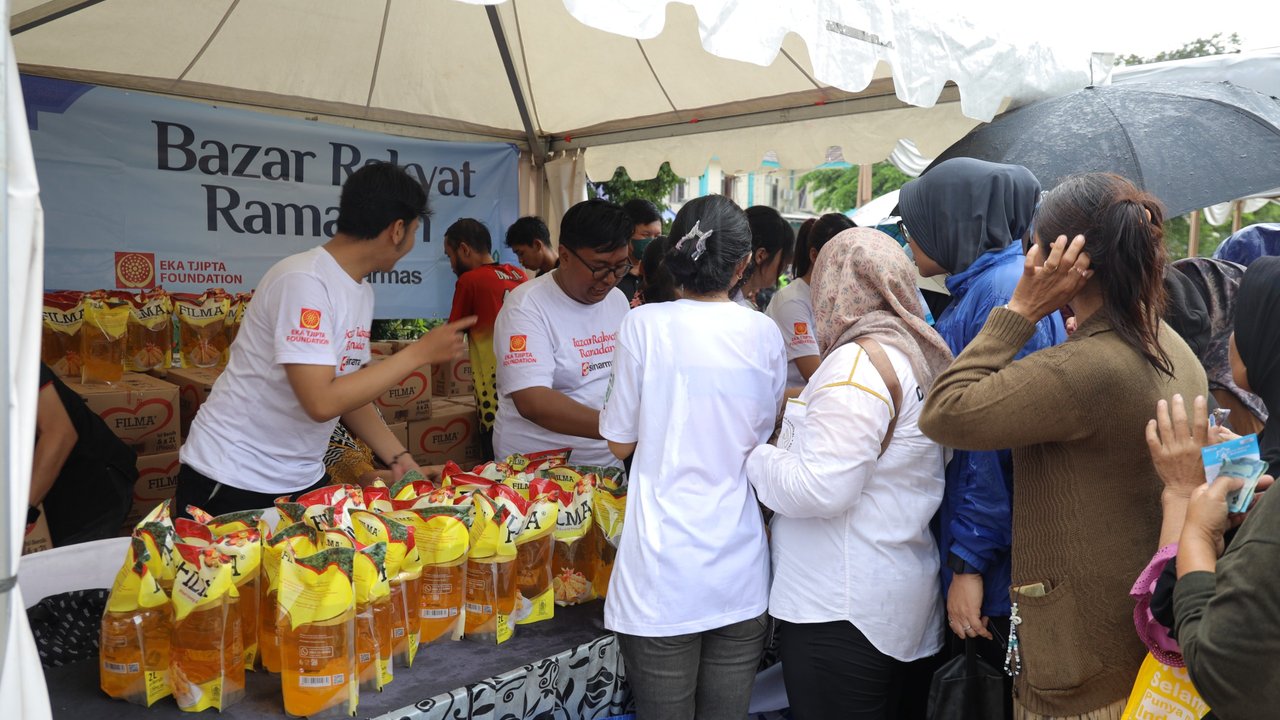 Hujan Tak Halangi Antusiasme Warga, 11.000 Paket Sembako Bazar Ramadan Ludes