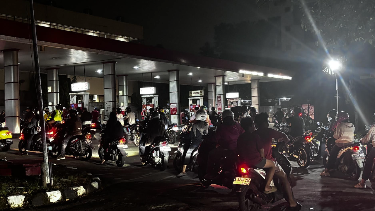 Antrean BBM Mengular di SPBU Jaksel, Warga Lega Harga Tak Jadi Naik