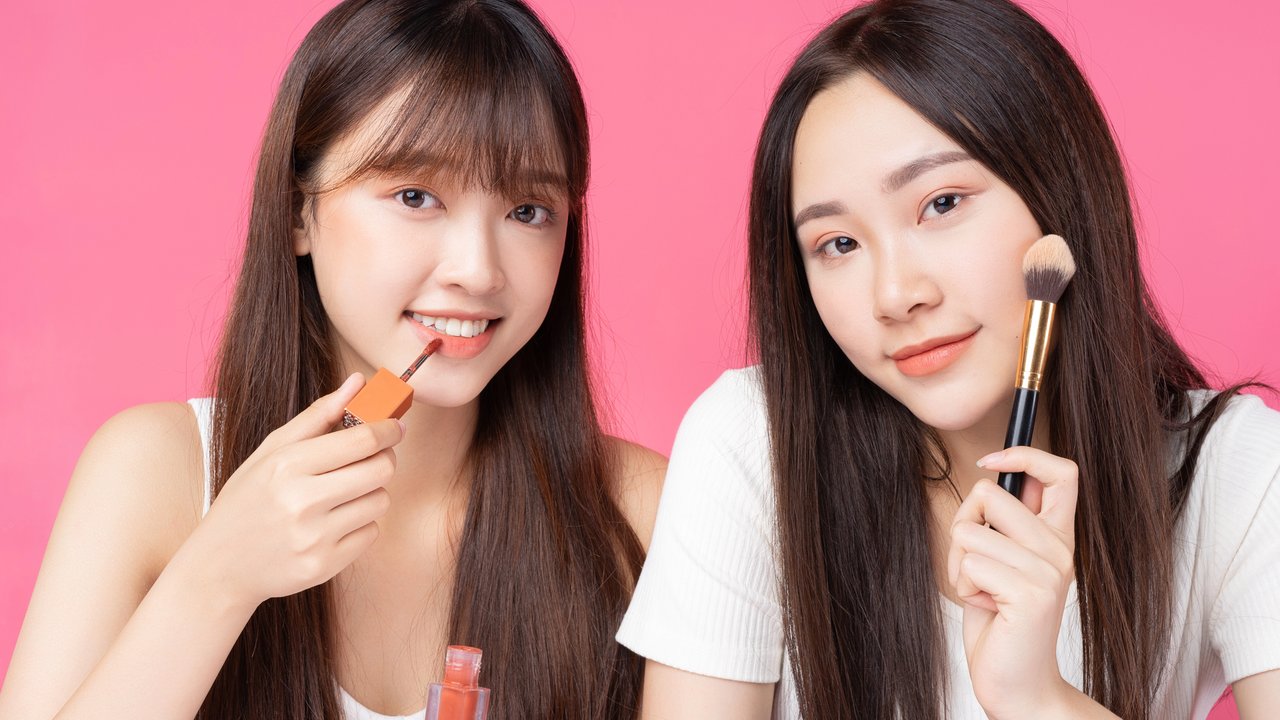 Ilustrasi makeup simpel ke kampus.