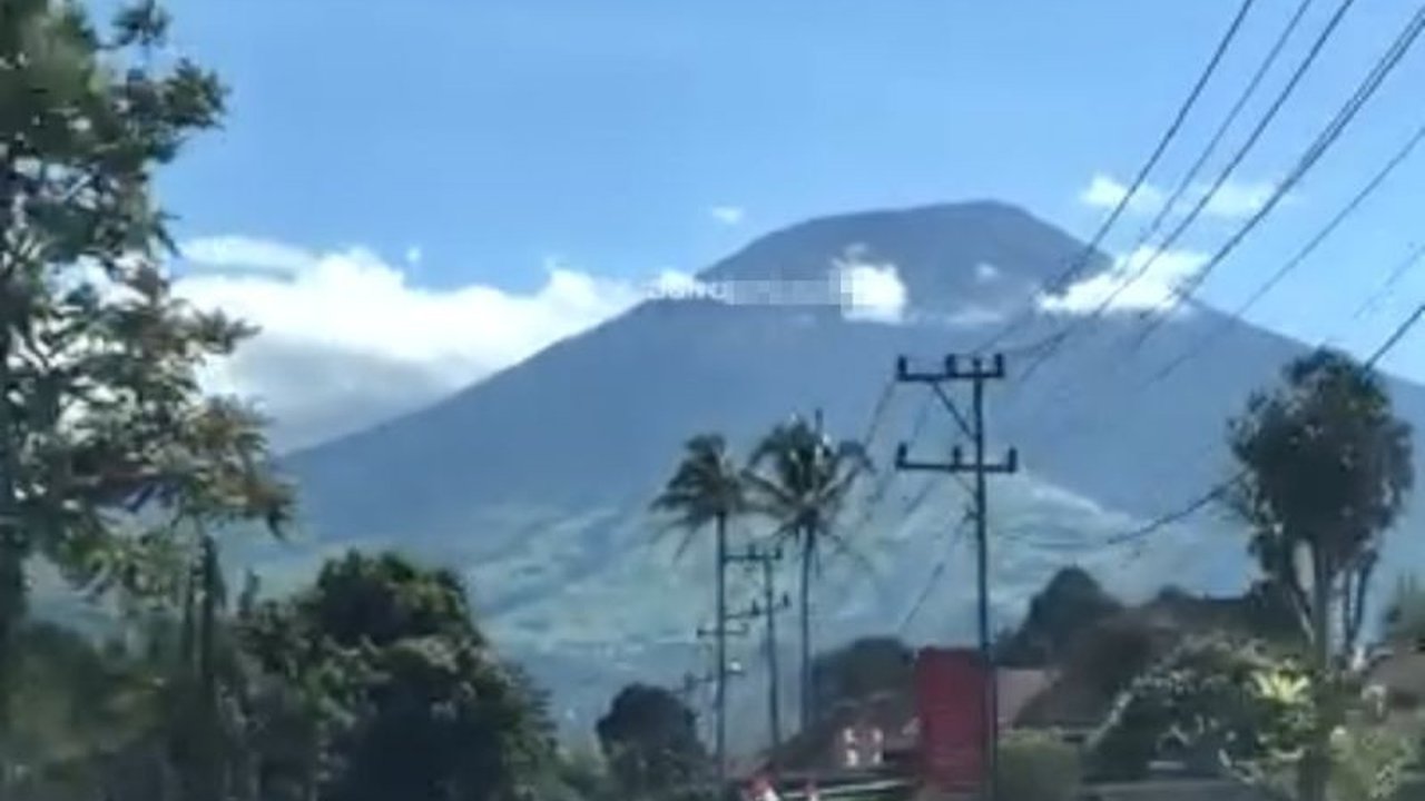 Gunung Dempo Erupsi Lontarkan Abu 3,5 Kilometer