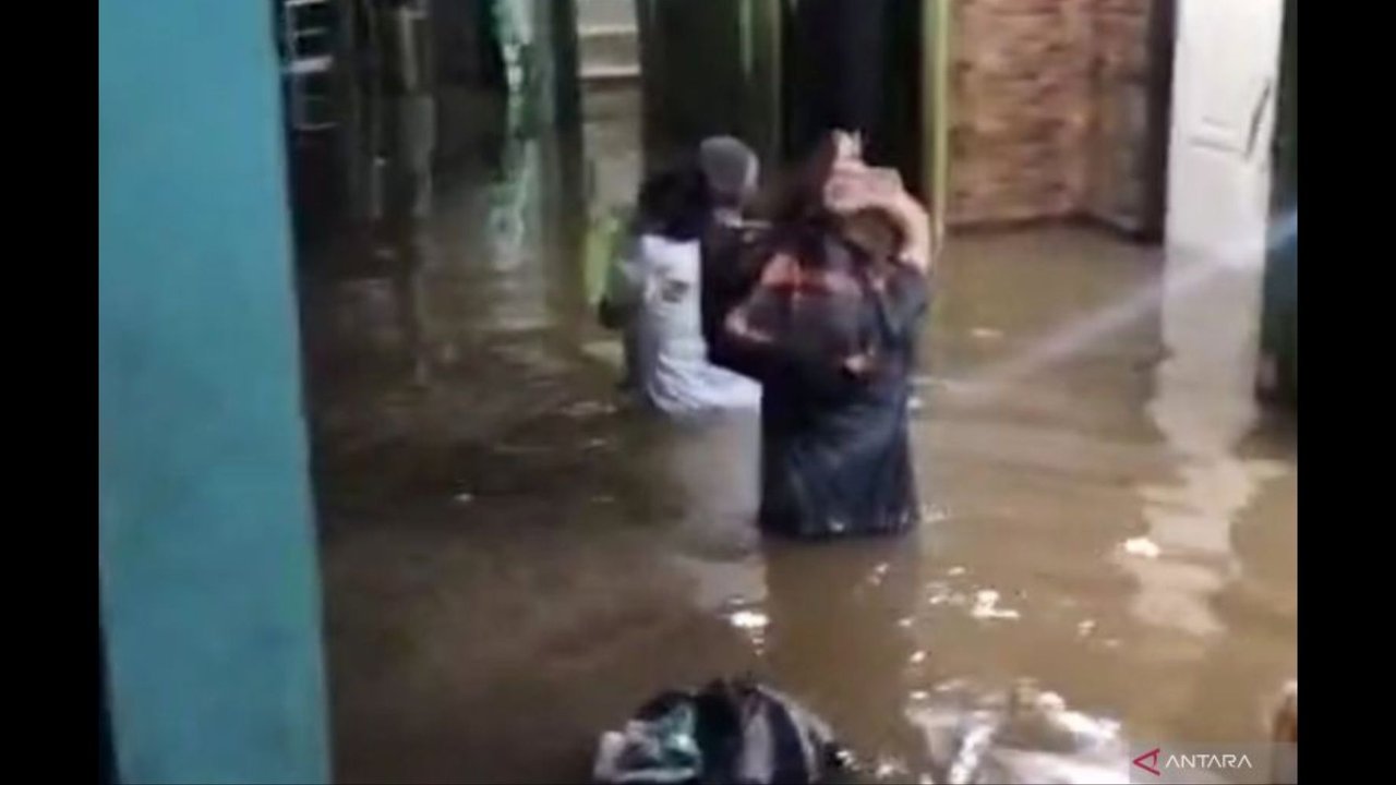 Kebon Pala Jaktim Terendam Banjir, Air Capai 1 Meter Lebih Jumat Pagi Ini