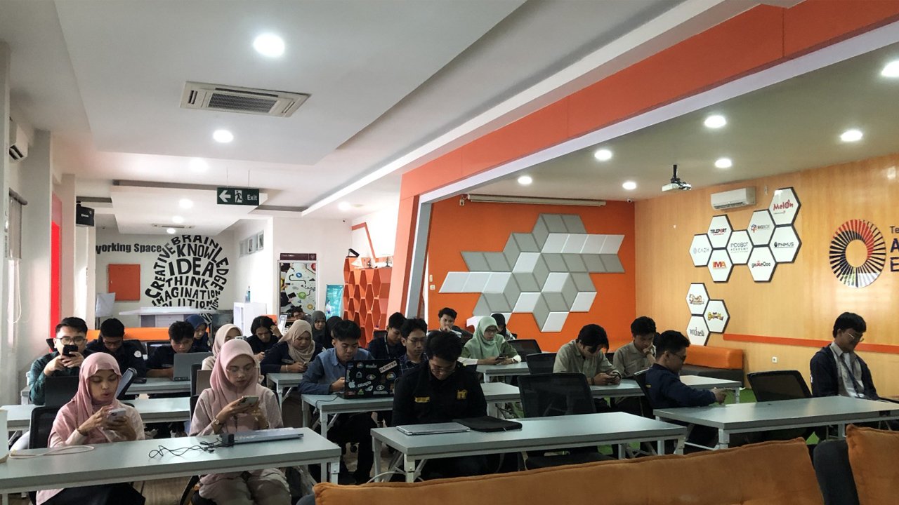 Agenda AI Connect Offline Series di AI Center Makassar ini adalah inisiatif dari Telkom AI Center of Excellence (AI CoE).