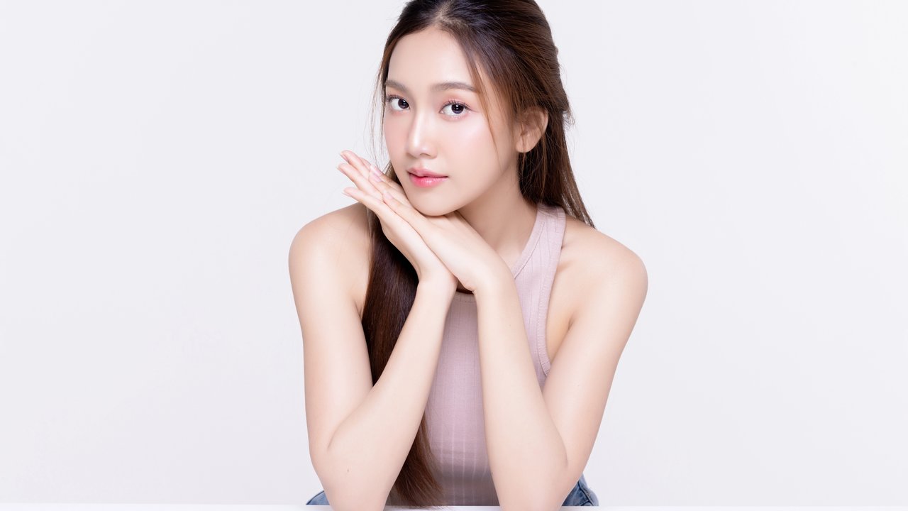 Ilustrasi perempuan dengan kulit sehat.