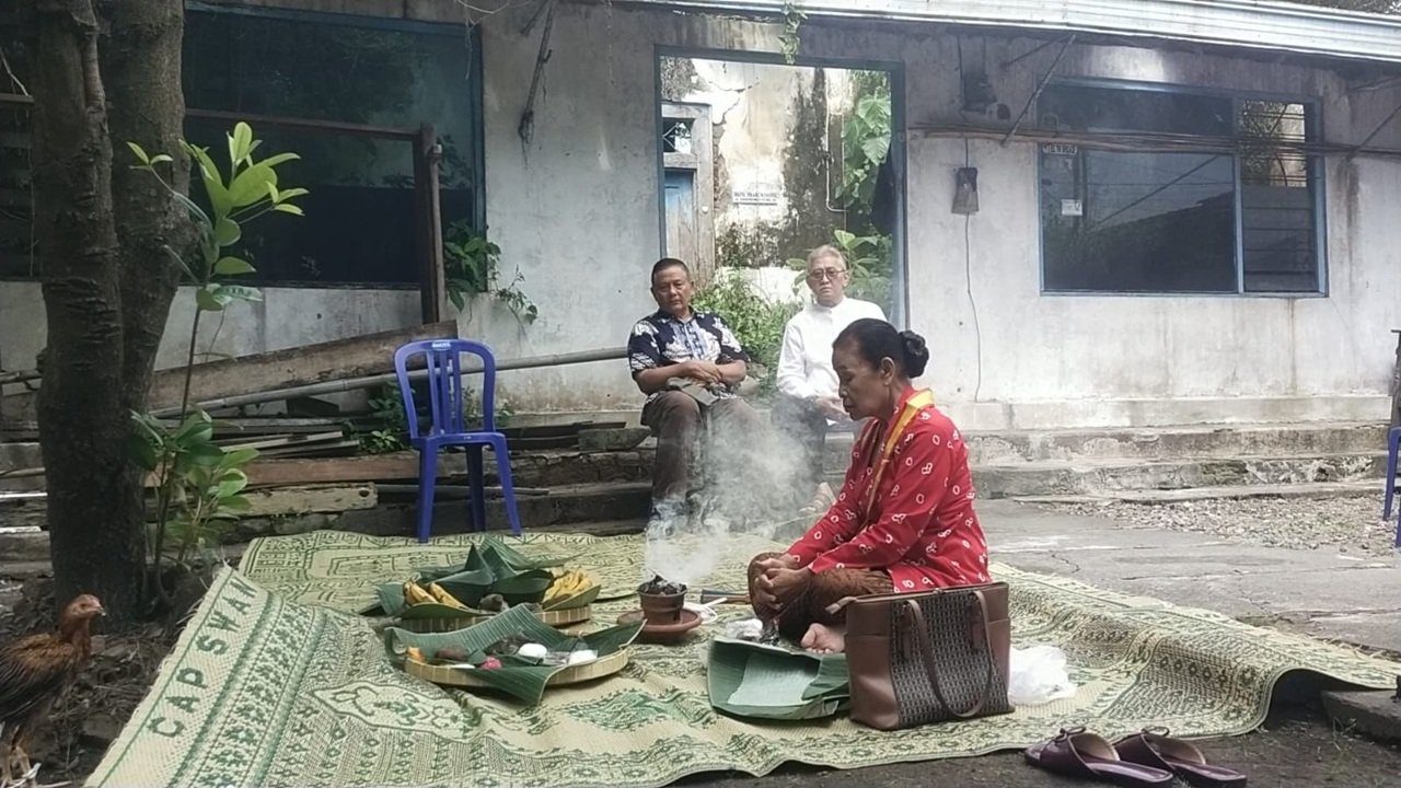 Ambruk 7 Tahun Lalu, Tembok Ndalem Prabuwinatan Keraton Surakarta Mulai Diperbaiki