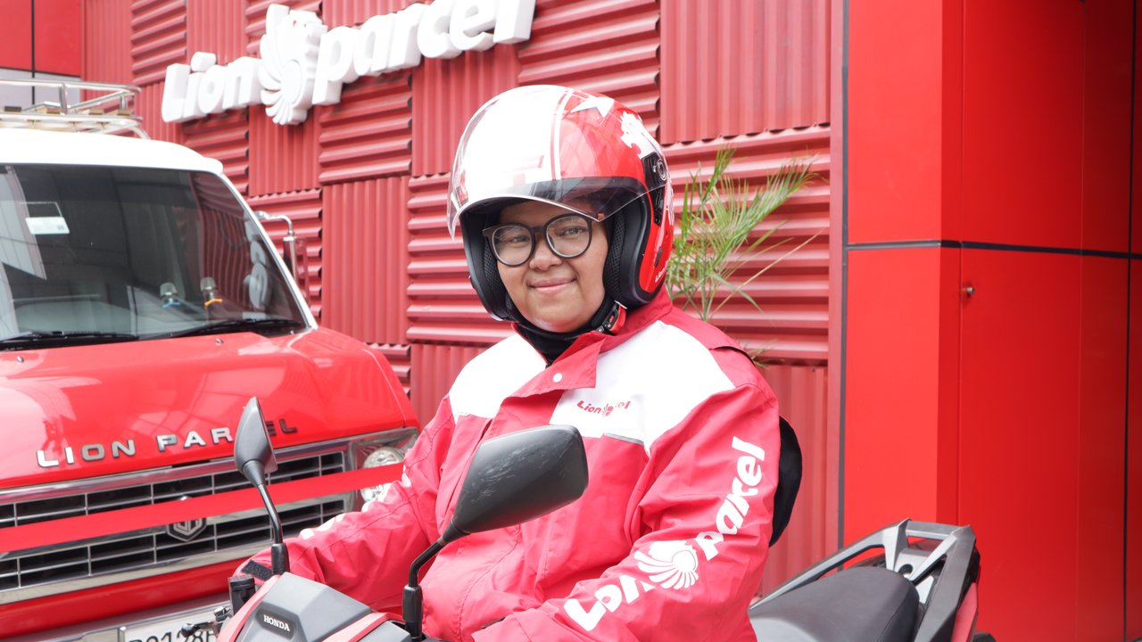 Kurir perempuan Lion Parcel yang membawa semangat Kartini masa kini.