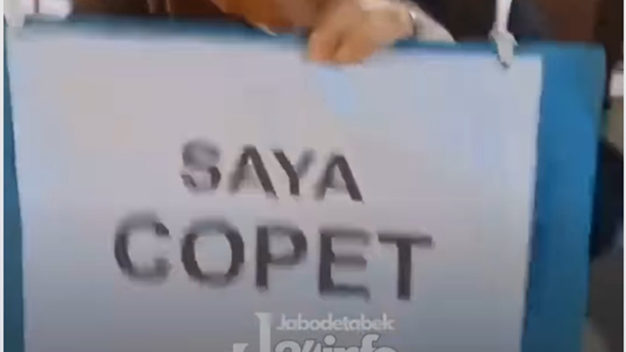 Embat iPhone 10 di Tanah Abang, Perempuan Diarak Sambil Disoraki dan Dikalungkan 'Saya Copet'