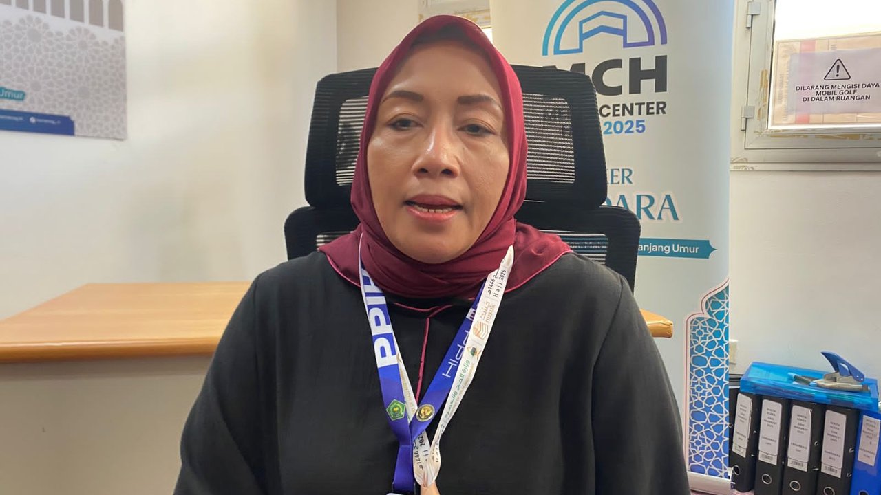 <p>Menteri Pemberdayaan Perempuan dan Perlindungan Anak (MenPPPA) Arifatul Choiri Fauzi yang juga anggota Amirul Hajj saat ditemui di Bandara Internasional King Abdulaziz Jeddah, Selasa (10/6/2025). (Liputan6.com/Dinny Mutiah)</p>