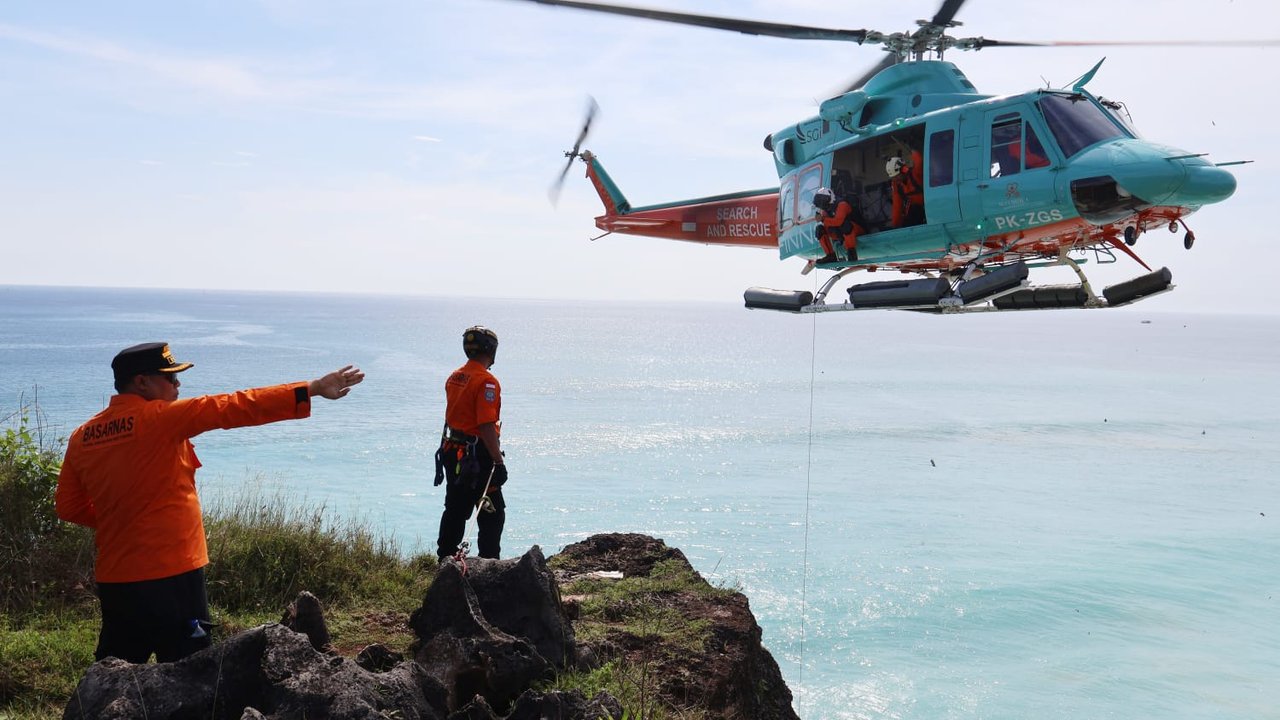 2 Turis Rusia Terjebak di Tebing Pecatu, Tim SAR Evakuasi Pakai Helikopter