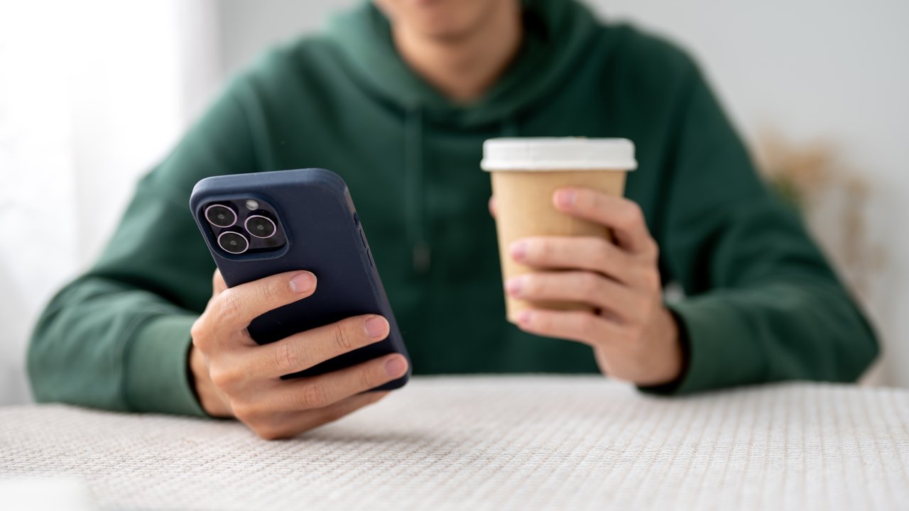 Ilustrasi pria memegang ponsel.