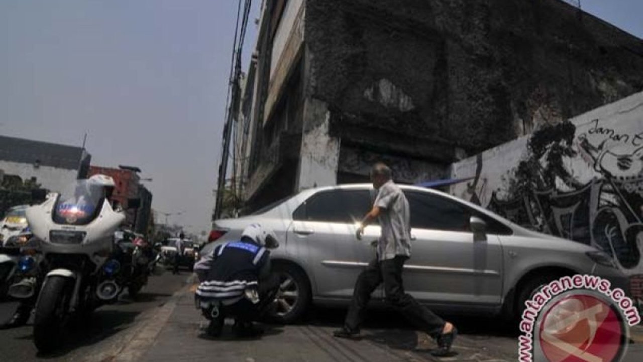 Permintaan Maaf Satpol PP Viral Mobil Dinas Parkir di Trotoar Halangi Pejalan Kaki