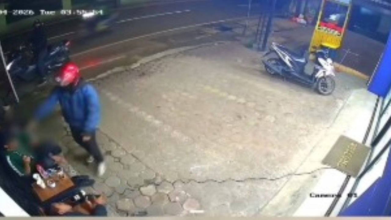 Detik-Detik Begal Bersenpi di Bandung Tembak Kepala Korban, Aksinya Terekam CCTV