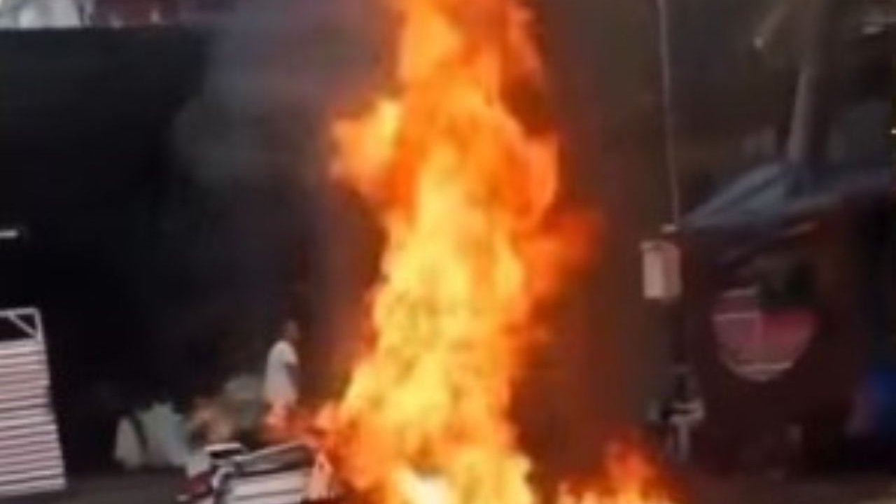 Motor Harley Davidson Terbakar Hebat di Denpasar