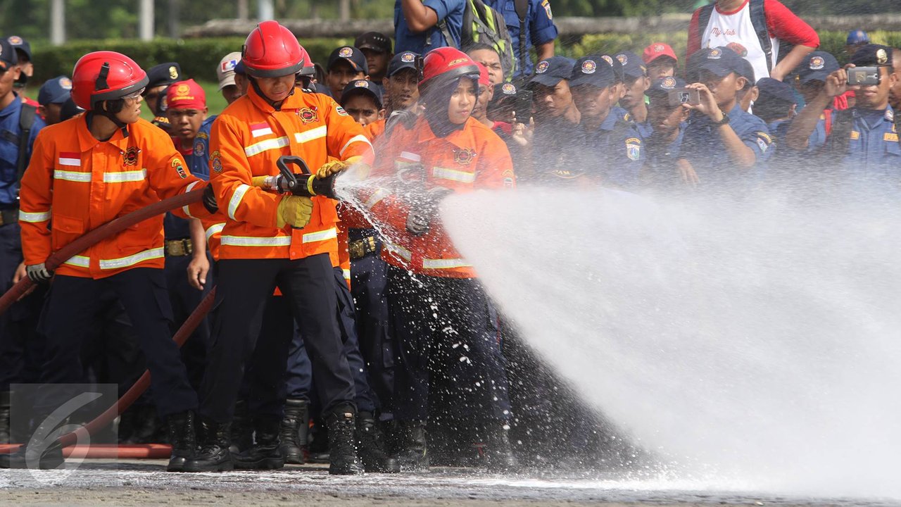 Personel saat demostrasi kemampuan dalam acara Upacara Perayaan Ulang Tahun Damkar ke-98, Jakarta Pusat, Rabu (1/3). Upacara itu turut diikuti oleh sekitar 1.000 petugas serta menampilkan sejumlah demo pemadaman. (Liputan6.com/Immanuel Antonius)
